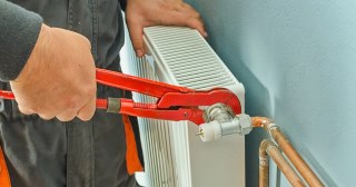 Установка радиаторов отопления в Тобольске - цена, стоимость от 1046 руб., работа в доме и квартире